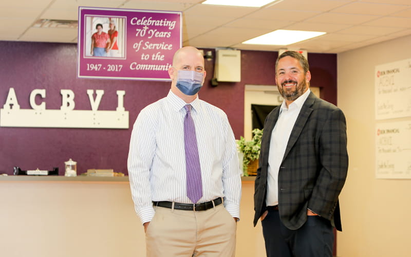 El director ejecutivo del Arizona Center for the Blind & Visually Impaired, Steve Tepper, y el jefe del equipo de mercado de BOK Financial, Brian Berry.