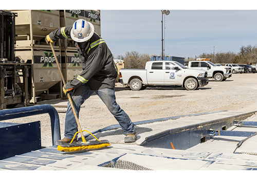 Colega de Lobo Logistics limpiando.