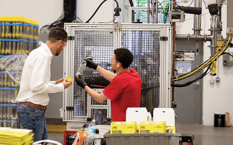 Empleado de Sashco prepara una máquina en la fábrica de Thornton, Colorado.