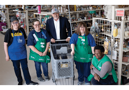 El director ejecutivo y los empleados de arc Thrift Store sonríen por ser clientes y socios de BOK Financial.