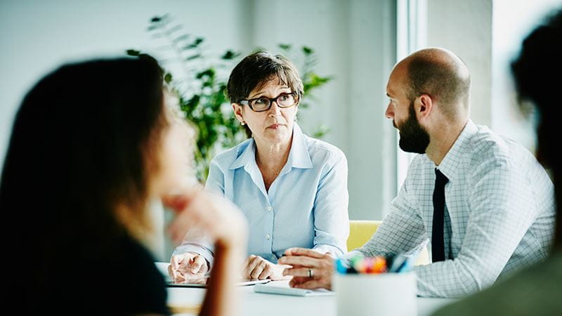 Socios comerciales discutiendo sobre la deuda