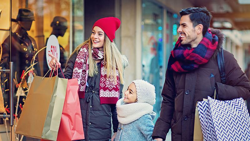 Familia haciendo compras navideñas