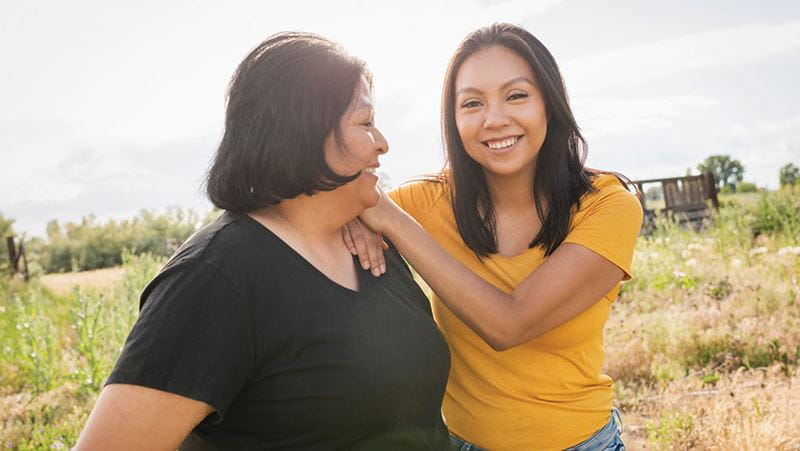 Madre e hija nativas americanas